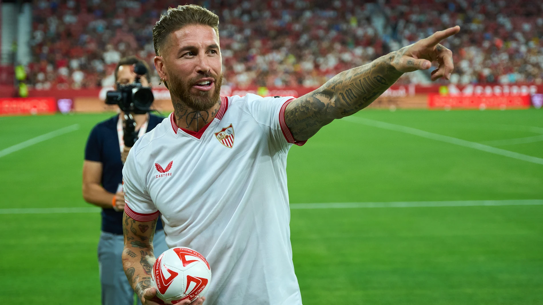 Sergio Ramos poses during your presentation as new player of Seville FC at Ramon Sanchez-Pizjuan stadium on September 6, 2023 in Sevilla, Spain. Joaquin Corchero / Afp7 06/09/2023 ONLY FOR USE IN SPAIN