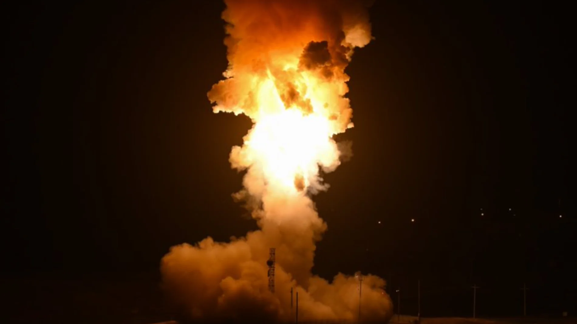 Imagen del lanzamiento del misil intercontinental Minuteman lanzado este miércoles desde California