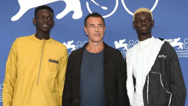 Seydou Sarr, Matteo Garrone y Moustapha Fall en la Mostra (de izda. a dcha.)