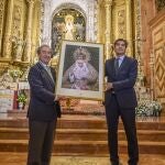  El presidente del Real Betis Balompié, Ángel Haro, recibe de parte del Hermano Mayor de la Hermandad de La Macarena una imagen de la virgen
