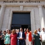 El portavoz del Grupo Parlamentario Socialista en las Cortes de Castilla y León, Luis Tudanca, atiende a la prensa antes de la firma de los procuradores del Grupo Socialista para otorgar poderes