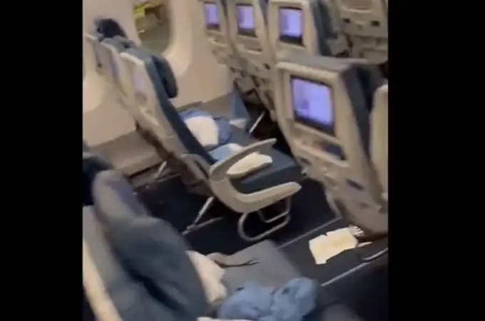 Salen a la luz las escatológicas imágenes de cómo quedó el avión que tuvo que regresar por la diarrea de un pasajero