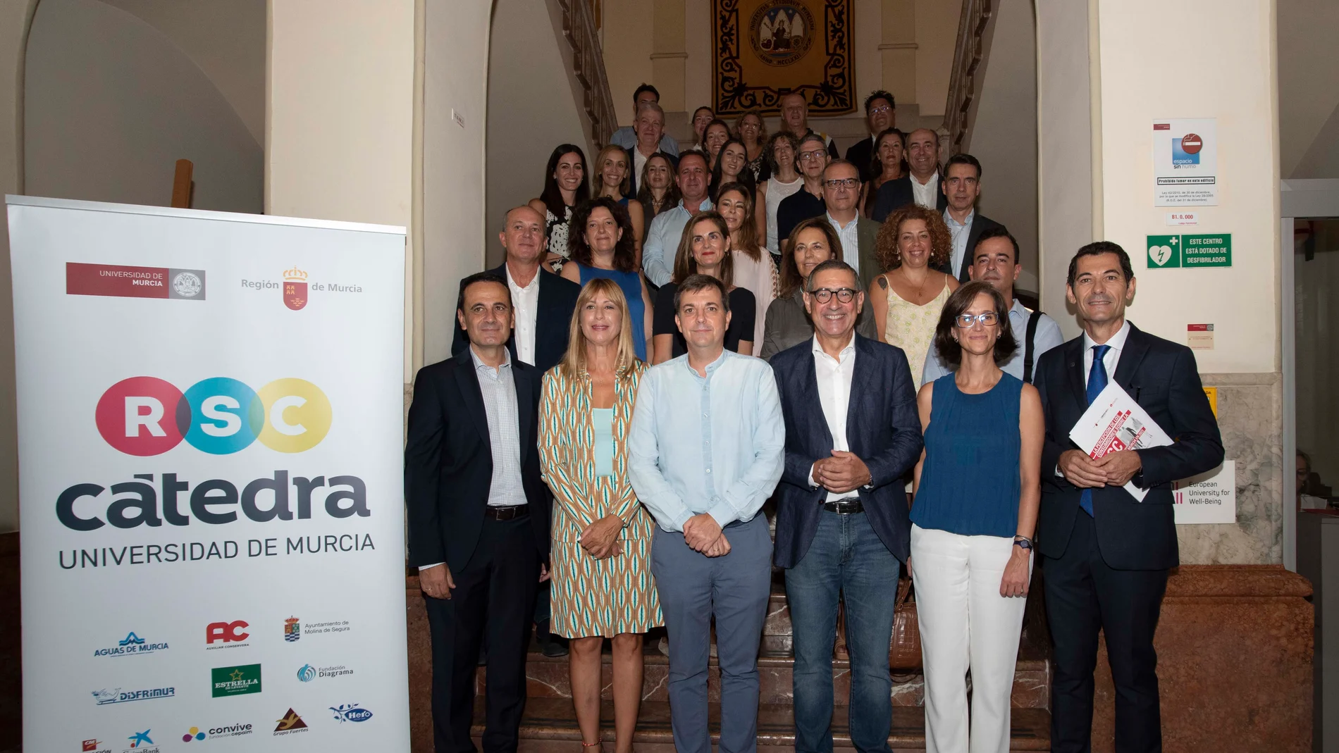 El rector, José Luján, posa en una fotografía con representantes de las empresas que participan en el estudio