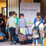 Escolares entrando en un colegio