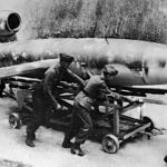 Soldados alemanes llevando un V-1 hacia la lanzadera