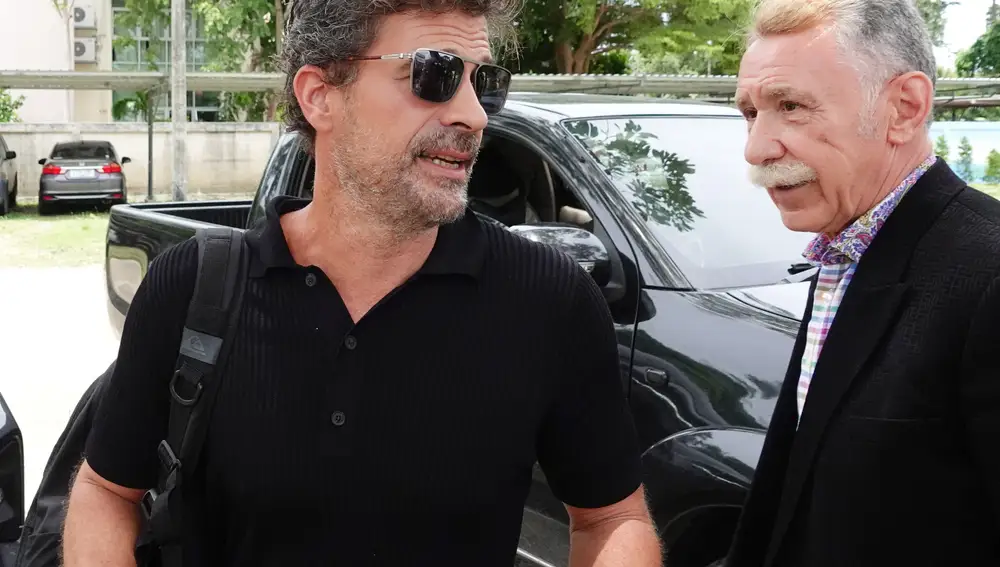 Spanish actor Rodolfo Sancho (L), father of Spanish chef Daniel Sancho Bronchalo, talks to a lawyer (R) after visiting his detained son at a prison in Koh Samui island, southern Thailand, 06 September 2023. 