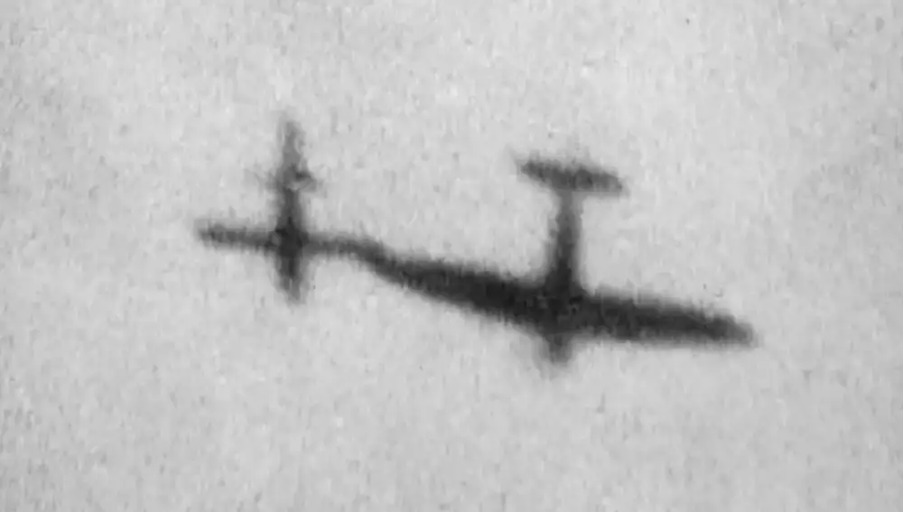 Un Spitfire británico &quot;acariciando&quot; el ala de un V-1