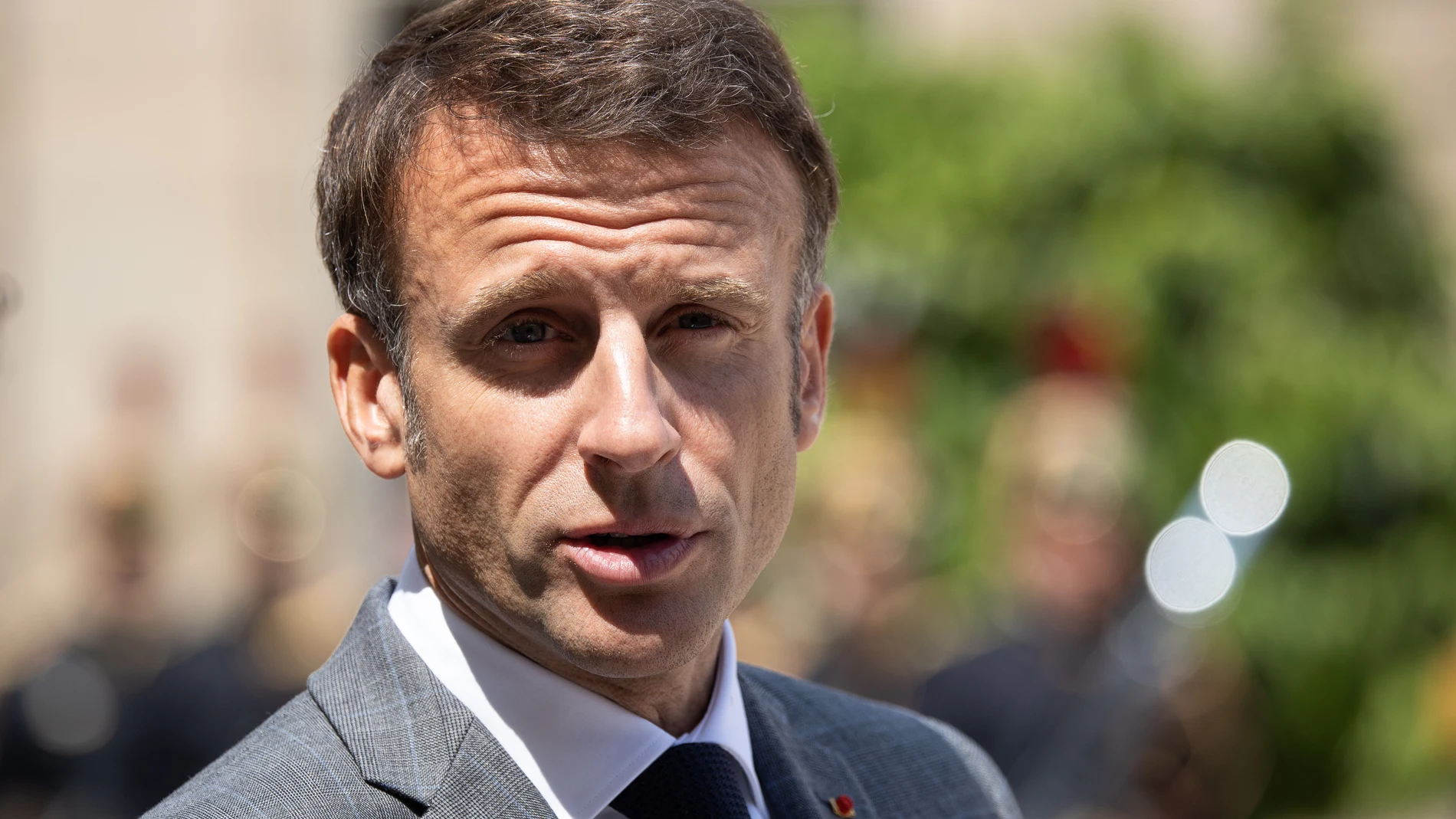 JJ.OO.- Macron afirma que "no puede haber" banderas rusas en los Juegos de París en 2024