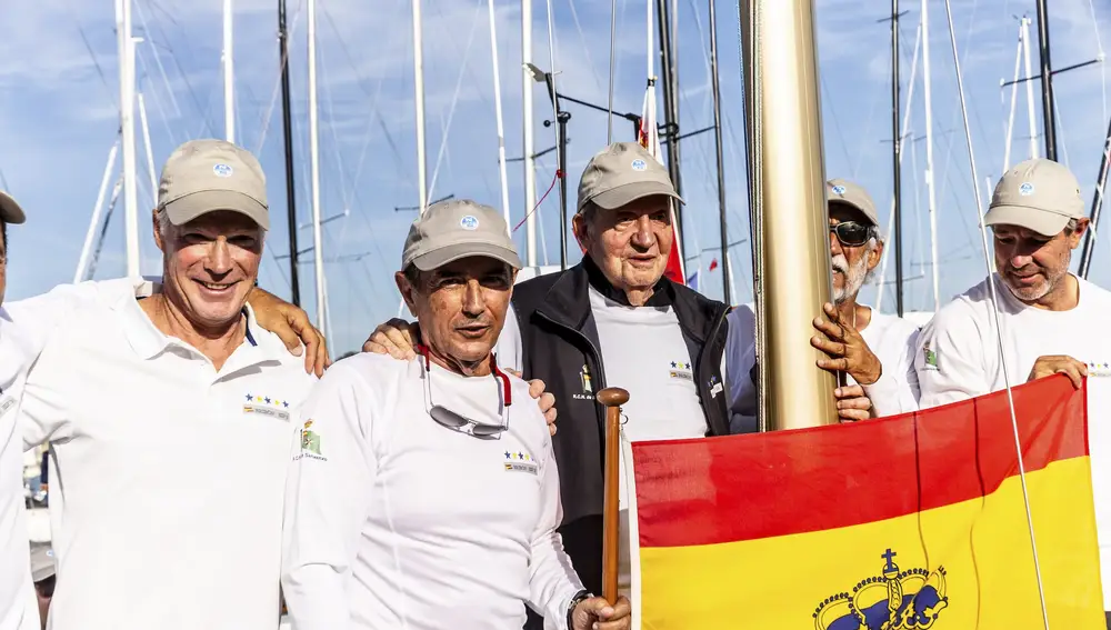 La tripulación del &quot;Bribon&quot;, incluido el rey emérito de España, Juan Carlos I (3i), celebra este viernes su victoria en Cowes, en la isla de Wight (Inglaterra) durante el campeonato mundial de veleros de seis metros de eslora. 