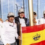 La tripulación del "Bribon", incluido el rey emérito de España, Juan Carlos I (3i), celebra este viernes su victoria en Cowes, en la isla de Wight (Inglaterra) durante el campeonato mundial de veleros de seis metros de eslora. 