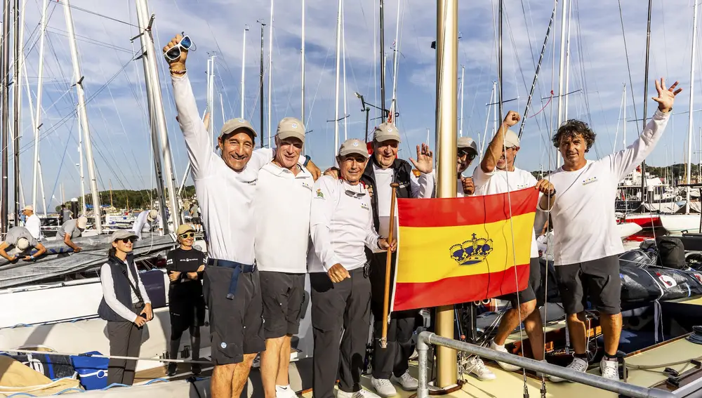 La tripulación del &quot;Bribon&quot;, incluido el rey emérito de España, Juan Carlos I (4i), celebra su victoria en Cowes, en la isla de Wight (Inglaterra) durante el campeonato mundial de veleros de seis metros de eslora. 