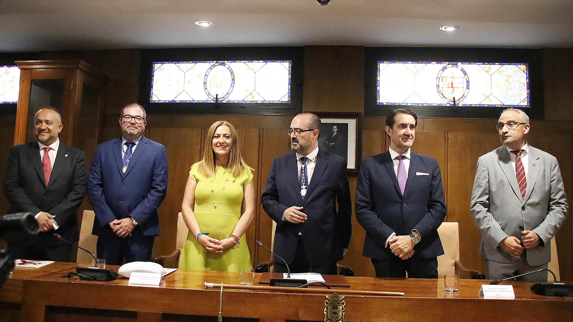 El consejero de Fomento, Juan Carlos Suárez Quiñones; la Delegada del Gobierno, Virginia Barcones; el secretario general del PSOE CyL, Luis Tudanca; el alcalde de Ponferrada, Marco Antonio Morala; el presidente de la Diputación, Gerardo Álvarez Courel y el presidente del Consejo Comarcal del Bierzo, Olegario Ramón, asisten a los actos de la festividad del Día de la Encina en Ponferrada
