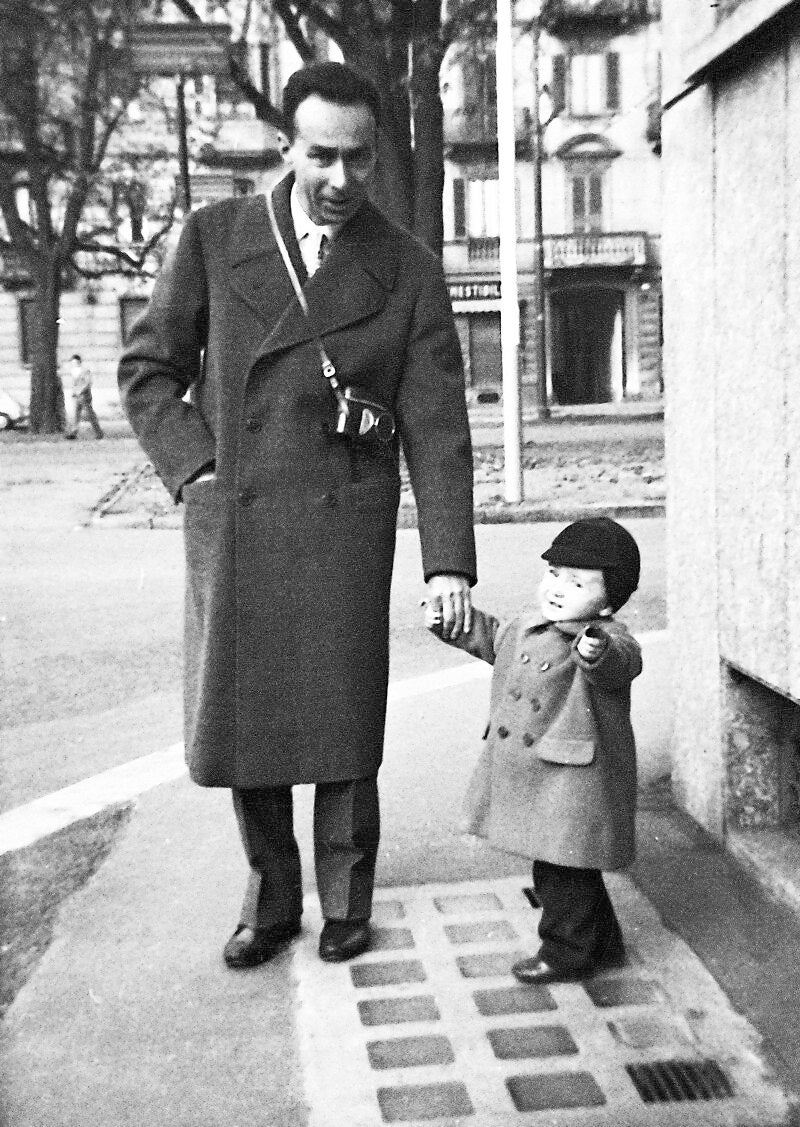 Primo Levi con su hijo Renzo en una fotografía de 1959