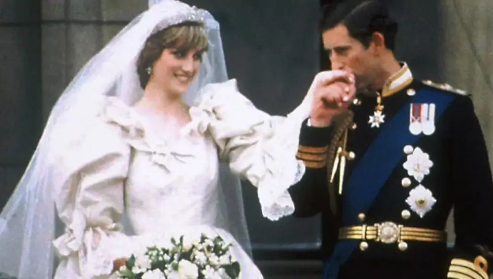 Diana de Gales y el Rey Carlos III en su boda