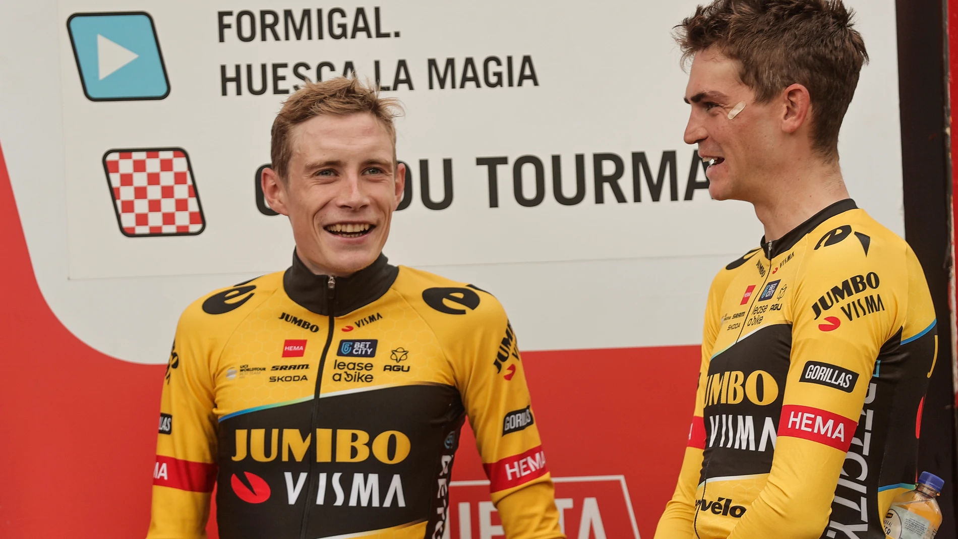 TOURMALET (FRANCIA), 08/09/2023.-El danés Jonas Vingegaard, de Jumbo-Visma, ganador de la etapa, y el estadounidense del equipo Jumbo-Visma Seep Kuss (d), segundo clasificado, en el podio de la 13ª etapa de la Vuelta Ciclista a España entre Formigal y el Col du Tourmalet, de 134,7 km, este viernes. EFE/Manuel Bruque 