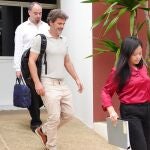 Koh Samui (Thailand), 08/09/2023.- Spanish actor Rodolfo Sancho (C), father of Spanish chef murder suspect Daniel Sancho Bronchalo, leaves after visiting his detained son at a prison in Koh Samui island, southern Thailand, 08 September 2023. Thai police arrested 29-year-old Spanish national Daniel Sancho Bronchalo who is accused of killing Colombian surgeon Edwin Arrieta Arteaga and dismembering his body before dumping some parts in a rubbish dump and other parts including his head in the sea, police said. (España, Tailandia) EFE/EPA/SITTHIPONG CHAROENJAI