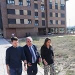 La alcaldesa de Palencia, Miriam Andrés, junto con el concejal de Urbanismo, Álvaro Bilbao(I); y el delegado territorial de la Junta, José Antonio Rubio Mielgo(C), informan sobre el proyecto de viviendas colaborativas en la parcela donde se van a construir