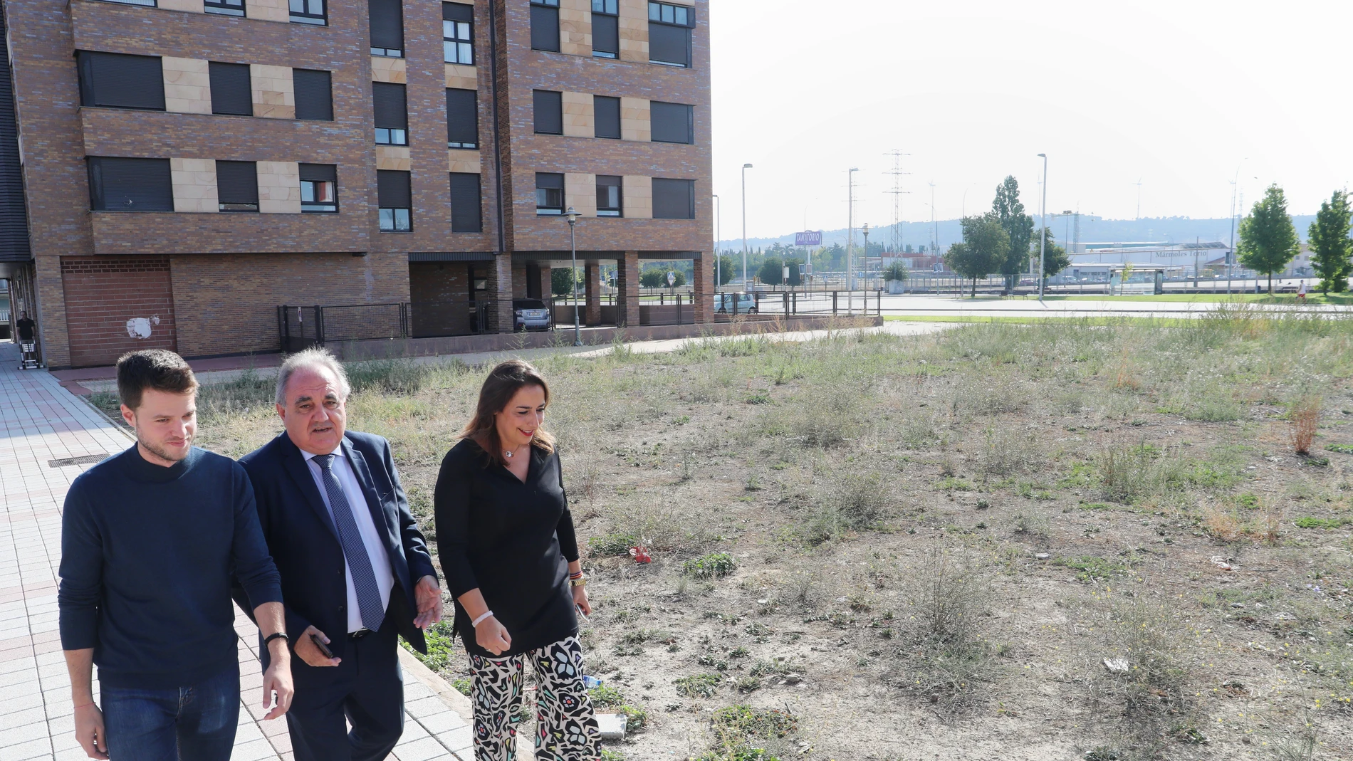La alcaldesa de Palencia, Miriam Andrés, junto con el concejal de Urbanismo, Álvaro Bilbao(I); y el delegado territorial de la Junta, José Antonio Rubio Mielgo(C), informan sobre el proyecto de viviendas colaborativas en la parcela donde se van a construir