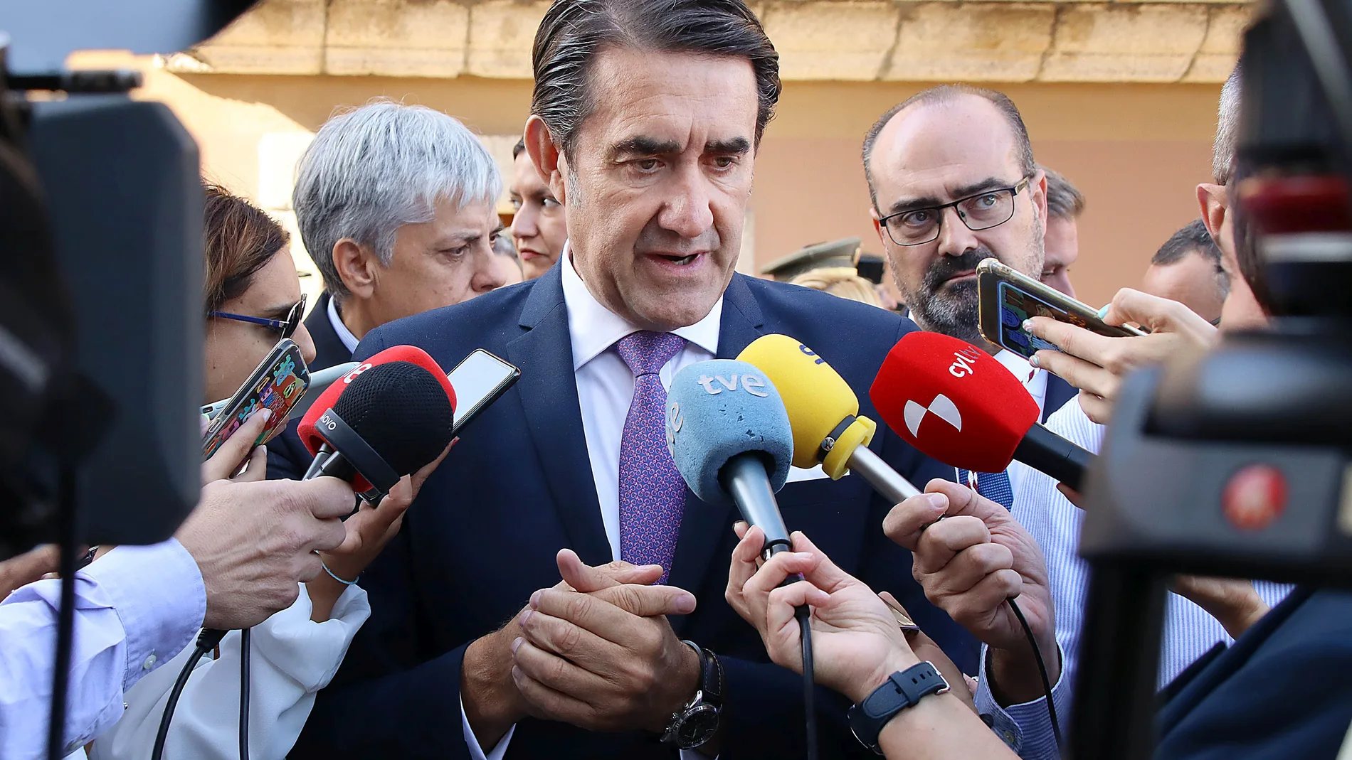 El consejero Suárez-Quiñones atiende a la prensa en el Día del Bierzo