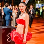 Lola Lolita deslumbra en el festival de Vitoria con un conjunto made in Spain en rojo, el color predilecto de esta temporada
