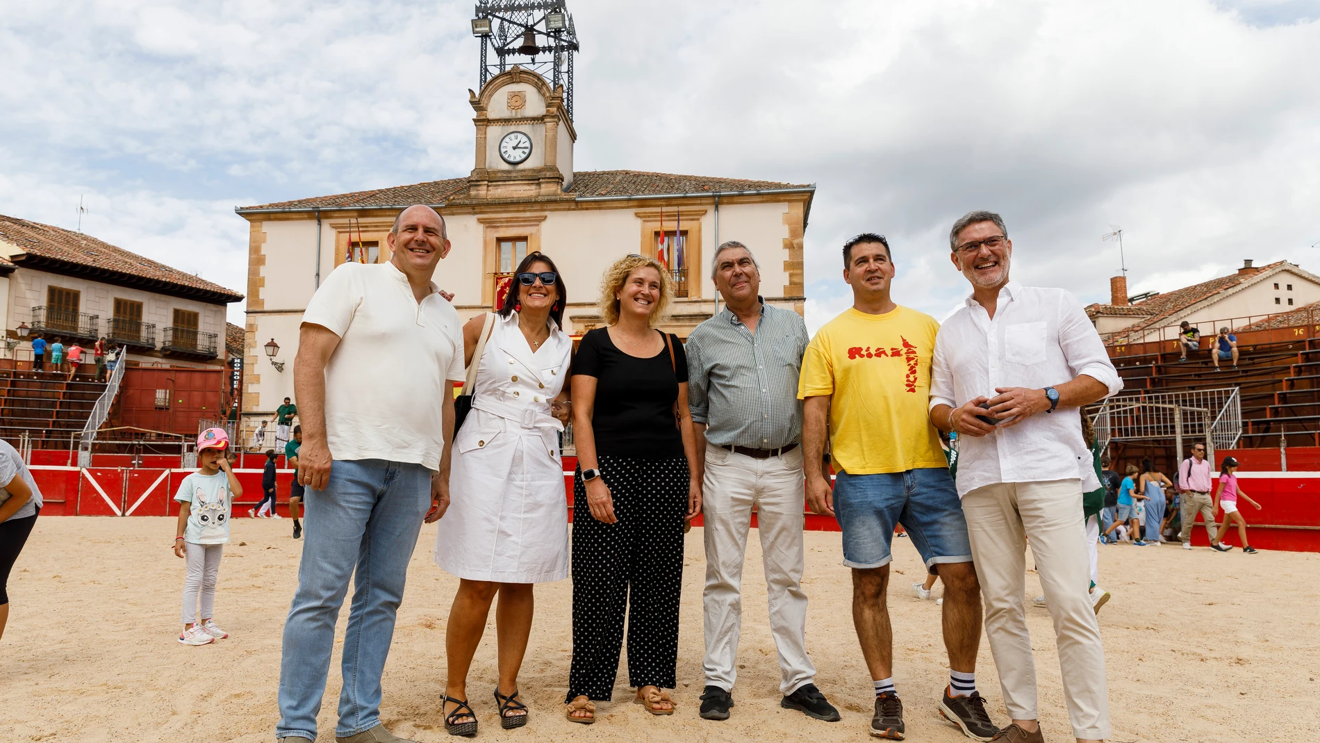 La secretaria de Organización del PSOECyL, Ana Sánchez, participa en la Fiesta de la Rosa del PSOE en Riaza (Segovia), junto al secretario provincial del PSOE de Segovia, José Luis Aceves; el procurador José Luis Vázquez; la senadora, Lirio Martín, entre otros