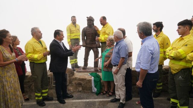 Una estatua en Sierra Bermeja homenajea al bombero forestal fallecido en el incendio de 2021