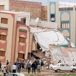 Vecinos de la localidad marroquí de Izemuren junto a uno de los edificios derrumbado a causa de un seismo. Un fuerte terremoto de 6,3 grados en la escala abierta de Richter sacudió el 24 de febrero de 2004 el norte de Marruecos y causó la muerte de al menos 229 personas en las aldeas próximas a la ciudad de Alhucemas.