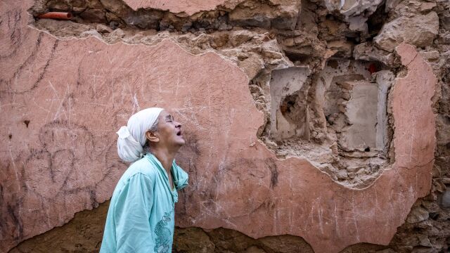 Una mujer reacciona en Marrakech tras el terremoto
