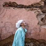 Una mujer reacciona en Marrakech tras el terremoto