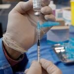Experta en inmunología de UNIR recomienda ante aumentos de casos de COVID iniciar antes la campaña de vacunación