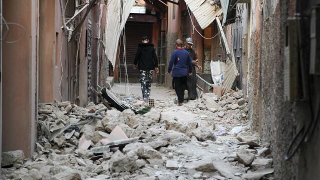 Destrozos en una calle de Marrakech a primera hora de este sábado. Los muertos en el terremoto que azotó anoche Marruecos se elevan a las 7.00 hora local (GMT+1) a 632 personas, a las que hay que sumar otros 329 heridos, 51 de ellos graves, según los últimos datos difundidos este sábado por el Ministerio del Interior marroquí. 
