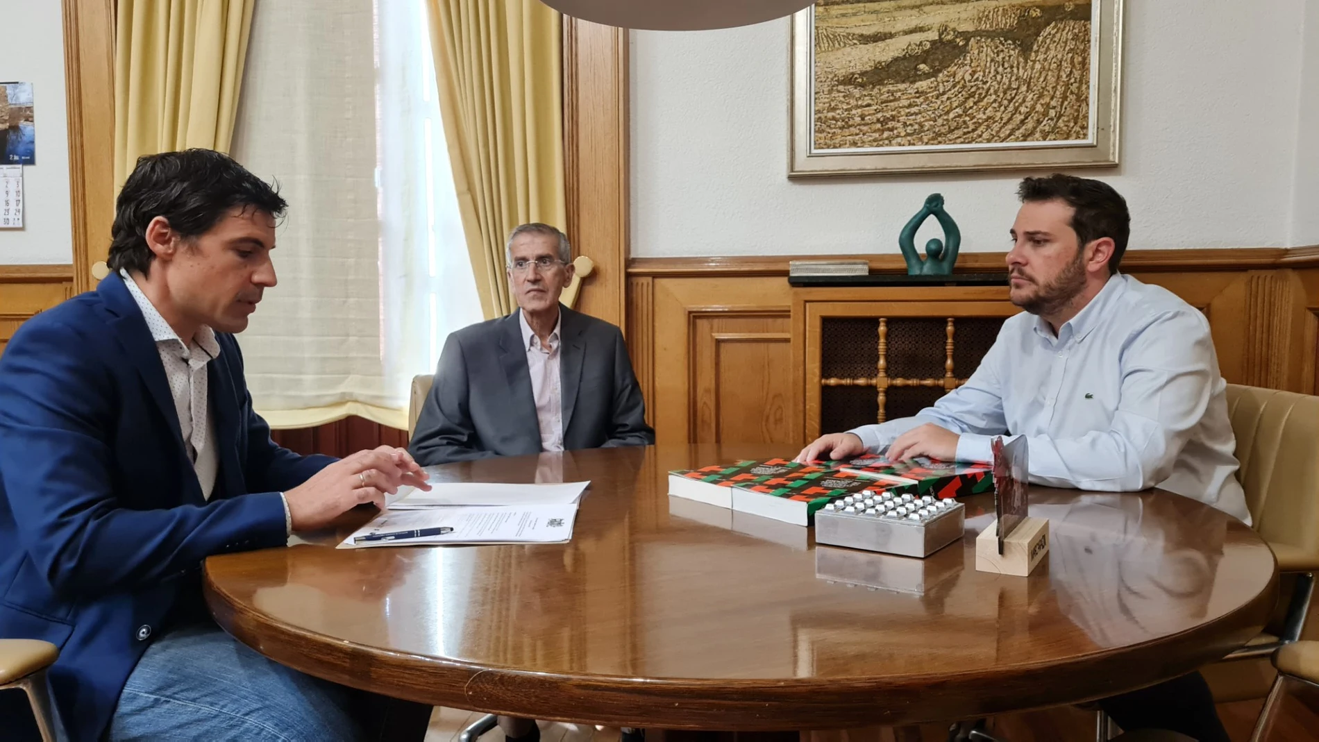 El vicepresidente primero de la Diputación de Zamora y diputado de Educación, Cultura y Turismo, Víctor López de Parte, se reúne con una representación de la Junta Directiva del Instituto de Estudios Zamoranos (IEZ) Florián de Ocampo