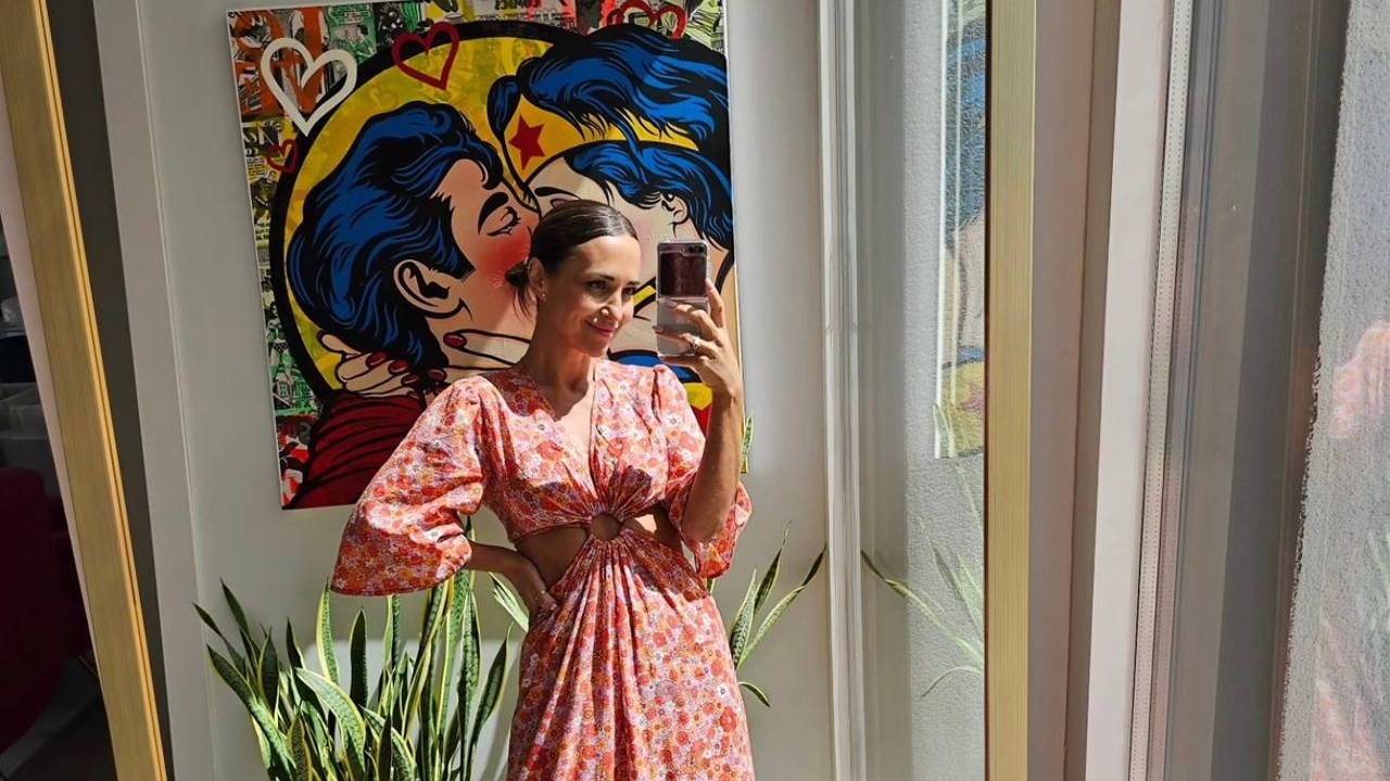 Paula Echevarría surprises us with this most summery maxi dress, ‘cut out’ and with a floral print that she wears in September