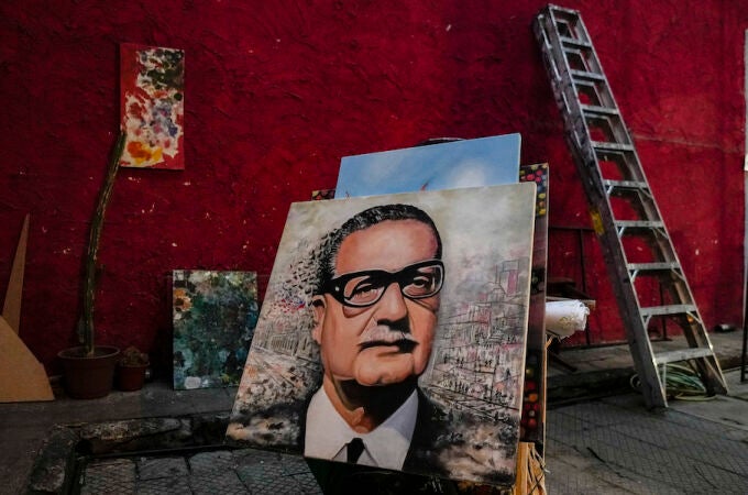 Retrato de Salvador Allende pintado por Efrén Cortés, artista que lleva décadas vendiendo sus obras en la plaza de Armas de Santiago de Chile