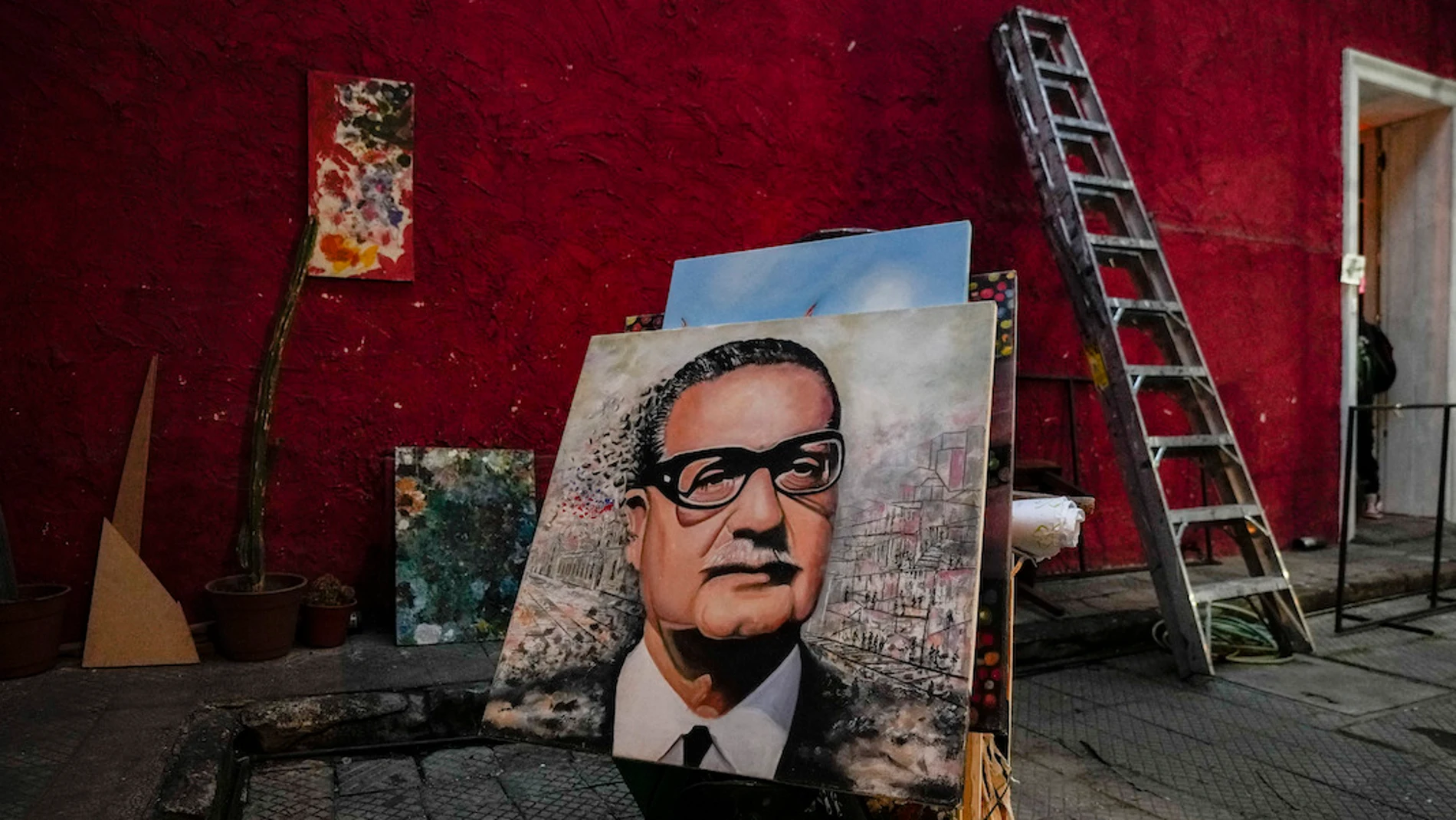 Retrato de Salvador Allende pintado por Efrén Cortés, artista que lleva décadas vendiendo sus obras en la plaza de Armas de Santiago de Chile