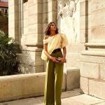 La blusa perfecta para crear looks de invitada la tiene Nieves Álvarez y la combina con pantalones de pinza verde lima