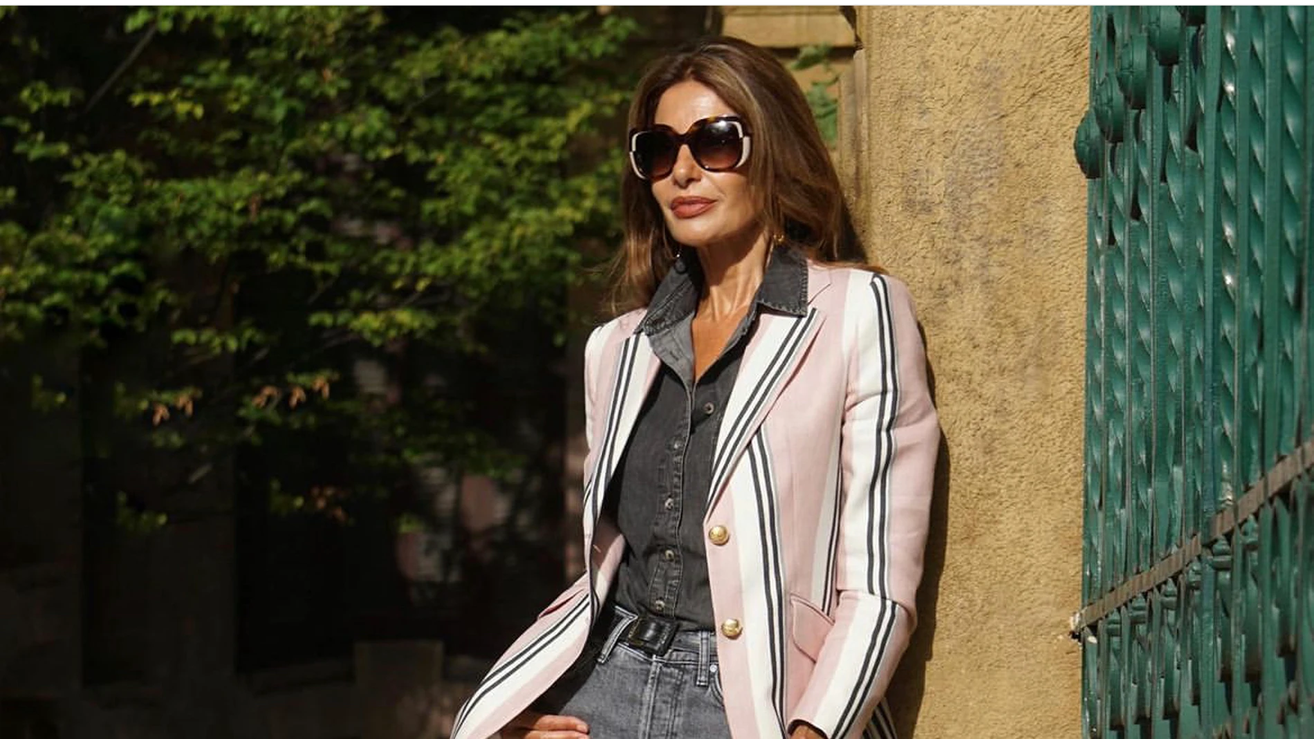 Las influencers de 50+ como Pilar de Arce nos demuestran que el total look en gris se complementan con blazers de rayas a todo color