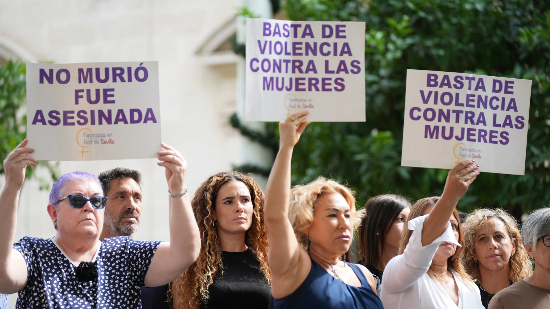 Minutos de silencio por las dos últimas víctimas mortales por violencia de género en Sevilla y en el municipio jiennense de Villanueva de Arzobispo (Jaén).
