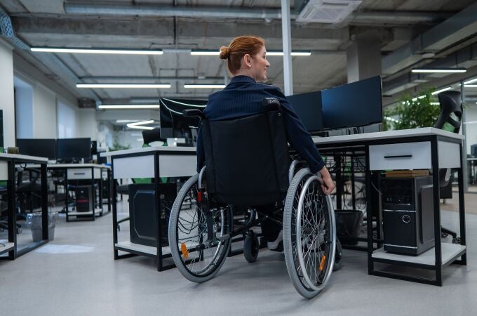 Mujer en el trabajo con discapacidad