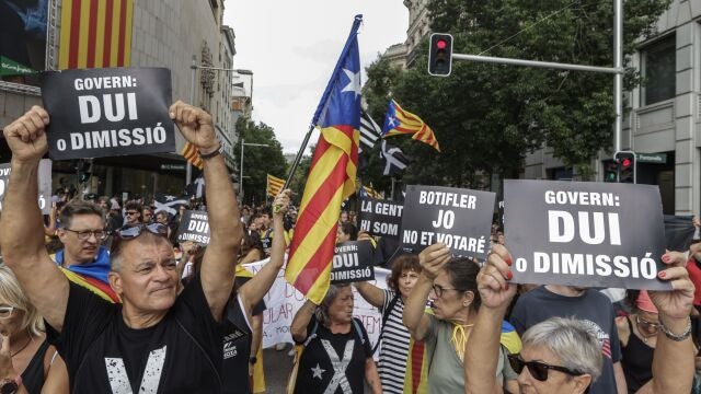 Miembros de los CDR participan en la protesta contra el Govern de la Generalitat y los partidos con motivo de la Diada del 11 de septiembre, en Barcelona. 