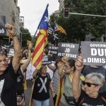 Miembros de los CDR participan en la protesta contra el Govern de la Generalitat y los partidos con motivo de la Diada del 11 de septiembre, en Barcelona. 