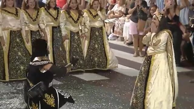 La romántica pedida en pleno desfile de los Moros y Cristianos de Murcia