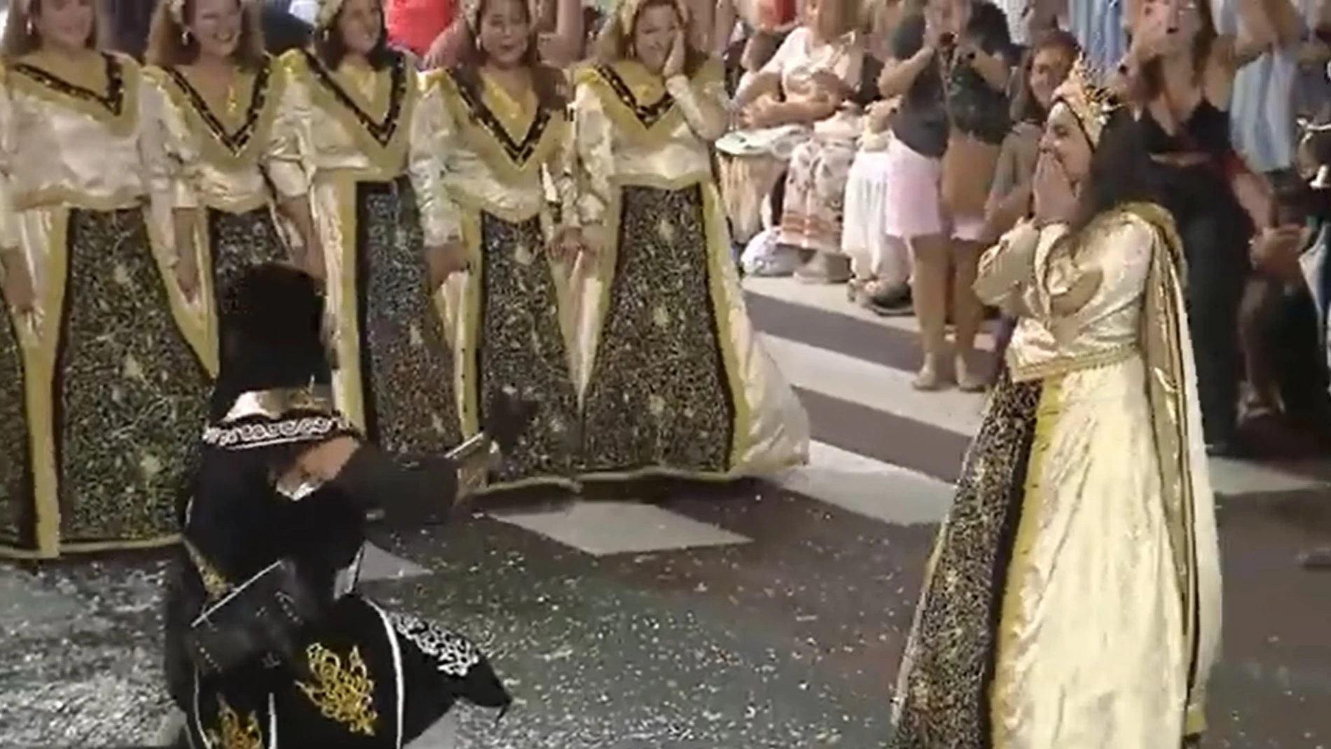 La romántica pedida en pleno desfile de los Moros y Cristianos de Murcia