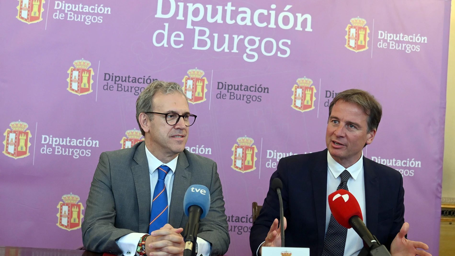 El consejero Mariano Veganzones y el presidente de la Diputación de Burgos, Borja Suárez, explican las ayudas