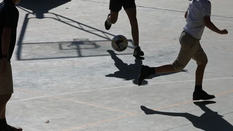 Varios niños juegan en el patio de un colegio