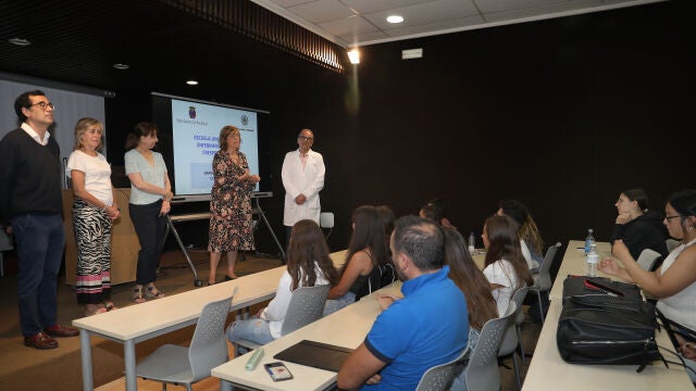 a presidenta de la Diputación, Ángeles Armisén(D) ; junto al director de la Escuela de Enfermería, José Antonio Iglesias; y de la directora del centro de la UNED, Elena Nevares, visita el resultado de la adaptación de las dependencias del edificio para acoger a los alumnos de la Escuela de Enfermería, Doctor Dacio Crespo, dependiente de la institución provincial