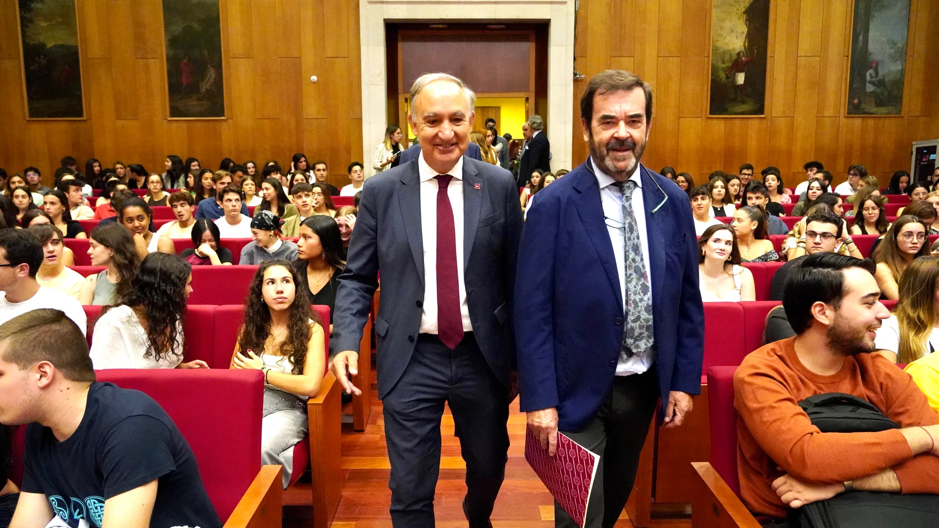 El presidente del Consejo General de Poder Judicial, Vicente Guilarte, imparte la primera lección del curso a los nuevos estudiantes de la Facultad de Derecho de la UVa