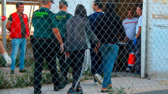 Rescatados 28 inmigrantes de una patera cerca de la costa de Granada