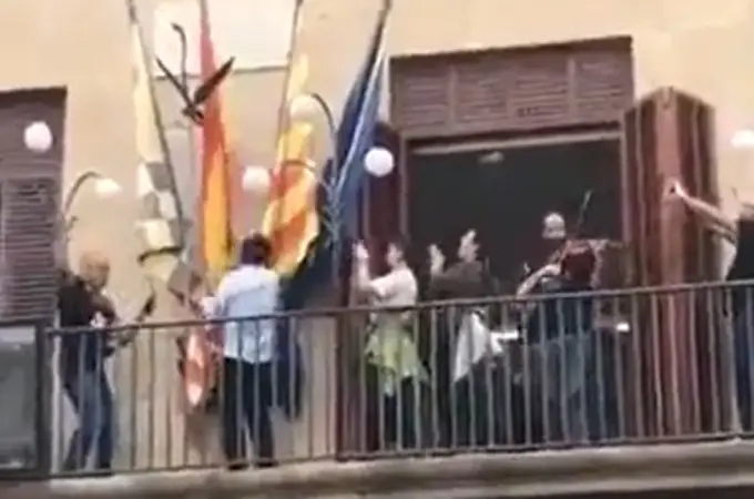 Nacionalistas catalanes arrancan la bandera de España y la tiran desde el balcón 