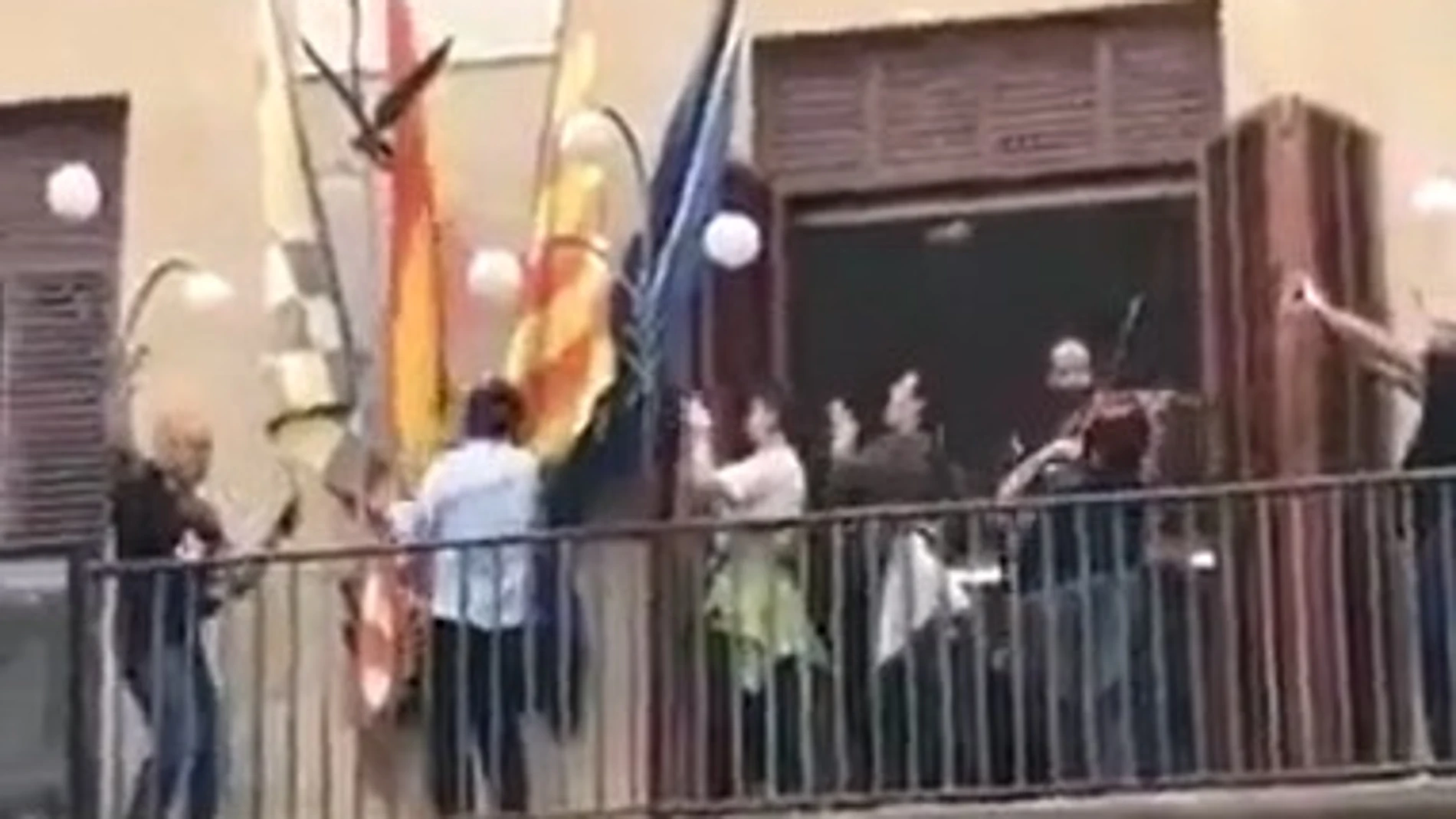 Nacionalistas catalanes arrancan la bandera de España de su mástil y la tiran desde el balcón 